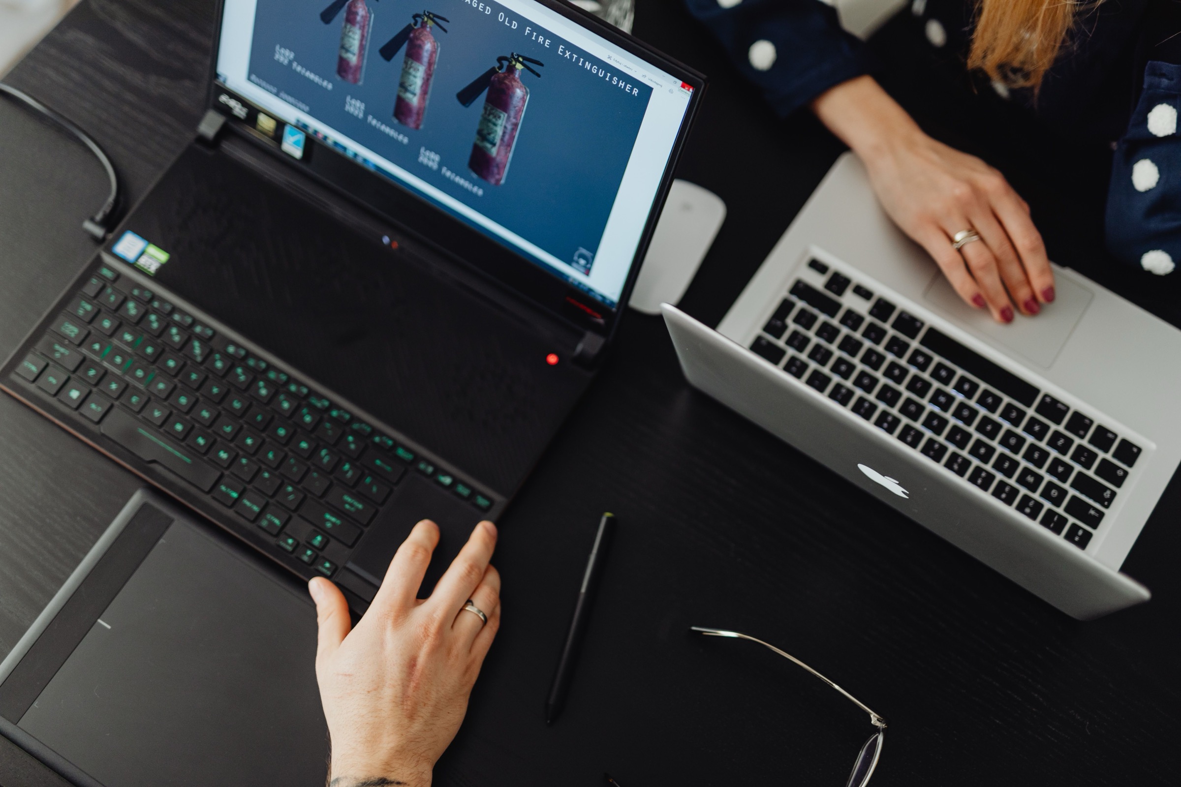 Equipo de Compas trabajando en sus laptops